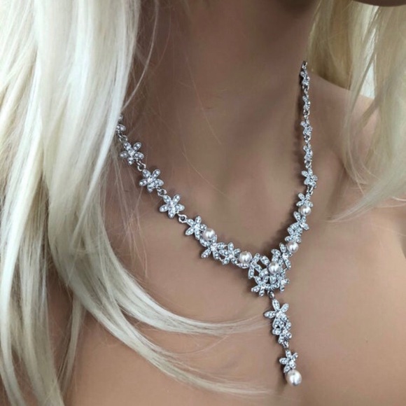 NWT Dainty Pearls & Crystals & Necklace Set - Picture 9 of 10